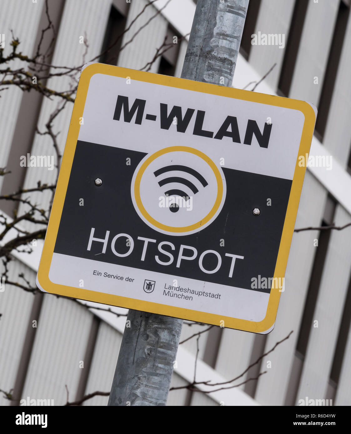 05. Dezember 2018, Bayern, München: ein Schild mit der Aufschrift "-WLAN-Hotspot" hängt, an einem öffentlichen Ort in der bayerischen Hauptstadt. Foto: Peter Kneffel/dpa Stockfoto 05. Dezember 2018, Bayern, München: ein Schild mit der Aufschrift "-WLAN-Hotspot" hängt, an einem öffentlichen Ort in der bayerischen Hauptstadt. Foto: Peter Kneffel/dpa Stockfoto