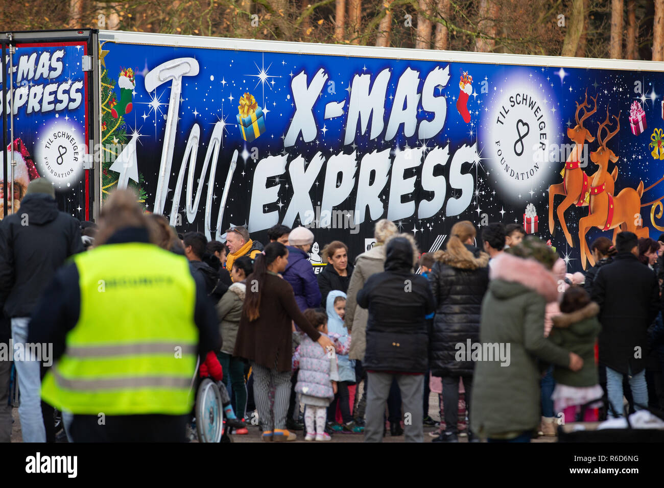 05. Dezember 2018, Niedersachsen, Osnabrück: Flüchtlinge warten auf die Frage der Spielzeug Geschenke. Die Weihnachtsgeschenke werden von einem Weihnachtstruck ('x-mas Express' verteilt werden) zu Flüchtlingskindern auf dem Gelände des Landesaufnahmebehörde. Zusammen mit Janina Martig Logistik, Til Schweiger Foundation sammelt Spenden für benachteiligte Kinder. Foto: Friso Gentsch/dpa Stockfoto