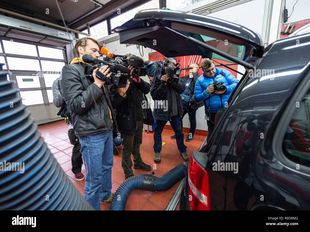 05. Dezember 2018, Hessen, Wiesbaden: Kameraleute Film eine gesicherte Mafia Kurier Fahrzeug mit einem integrierten Versteck, während einer Pressekonferenz in der Werkstatt auf dem Gelände des Bundeskriminalamtes. Die Polizei- und Justizbehörden in Deutschland, Italien, den Niederlanden und Belgien wurden verhaftet und Suche mutmassliche Mitglieder der Italienischen kriminellen Gruppe 'Ndrangheta seit den frühen Stunden des Morgens. Foto: Silas Stein/dpa Stockfoto
