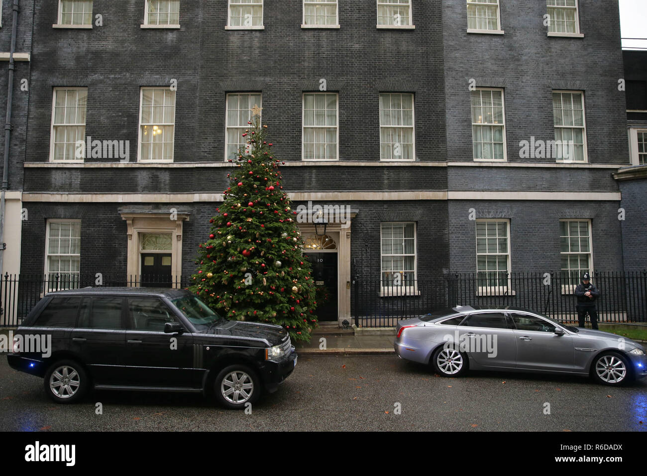 London, Großbritannien. 5 Dez, 2018. Der britische Premierminister Theresa können Blätter in einem Auto von 10 Downing Street für kommende Prime Minister's Fragen (PMQs) im Unterhaus in London, Großbritannien, Dez. 5, 2018. Die britische Regierung am Mittwoch veröffentlichte Brexit Rechtsberatung in Voll, einen Tag nach dem MPs in Verachtung des Britischen Parlaments gefunden. Die britische Abgeordnete sind auf dem Rückzug Abkommen über Dez. 11 zu stimmen. Quelle: Tim Irland/Xinhua/Alamy leben Nachrichten Stockfoto