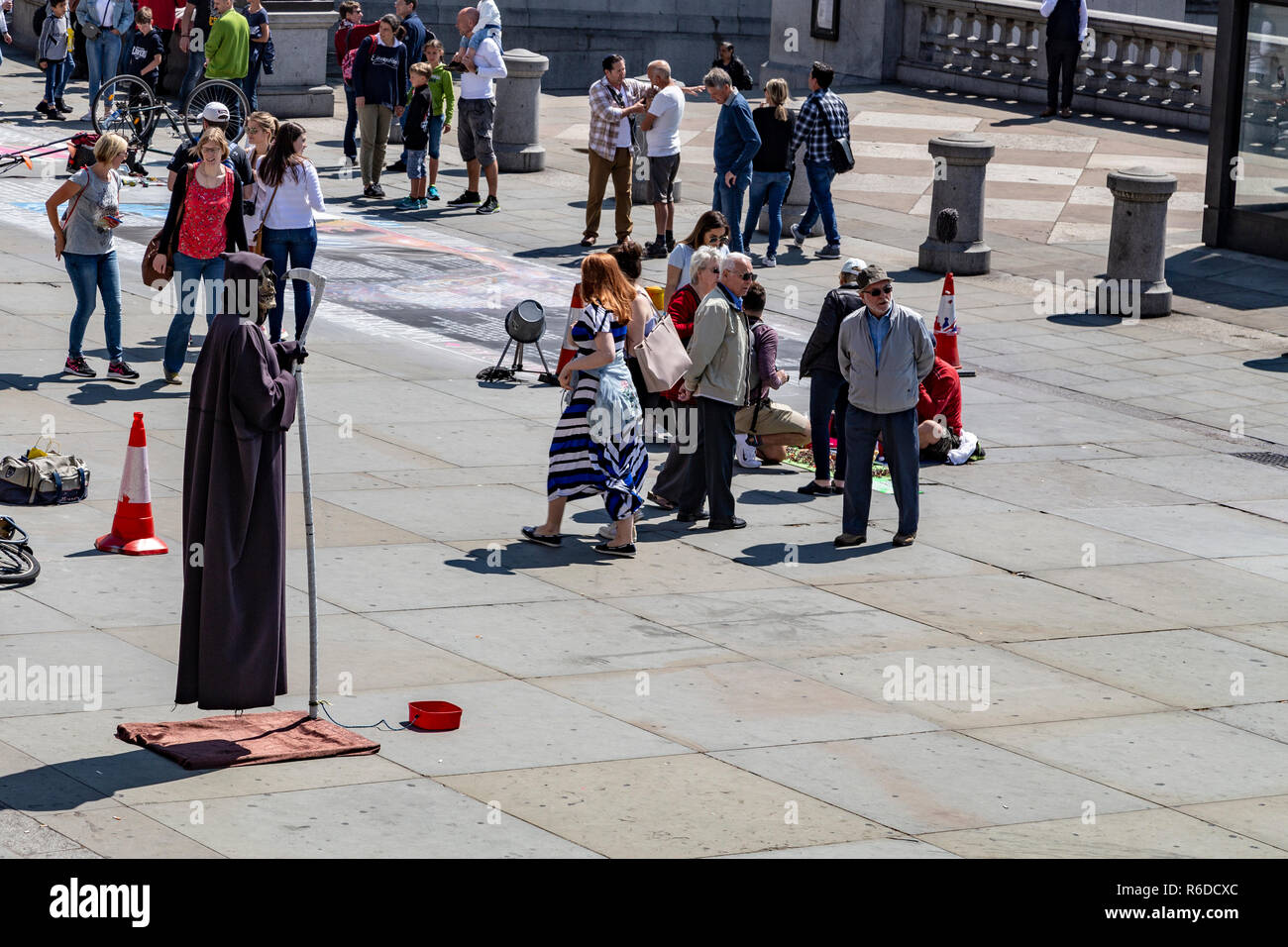 Street Performer gekleidet, wie die Grimm Reaper. Der Schauspieler ist die Illusion, dass er schwebt. London, Vereinigtes Königreich Stockfoto