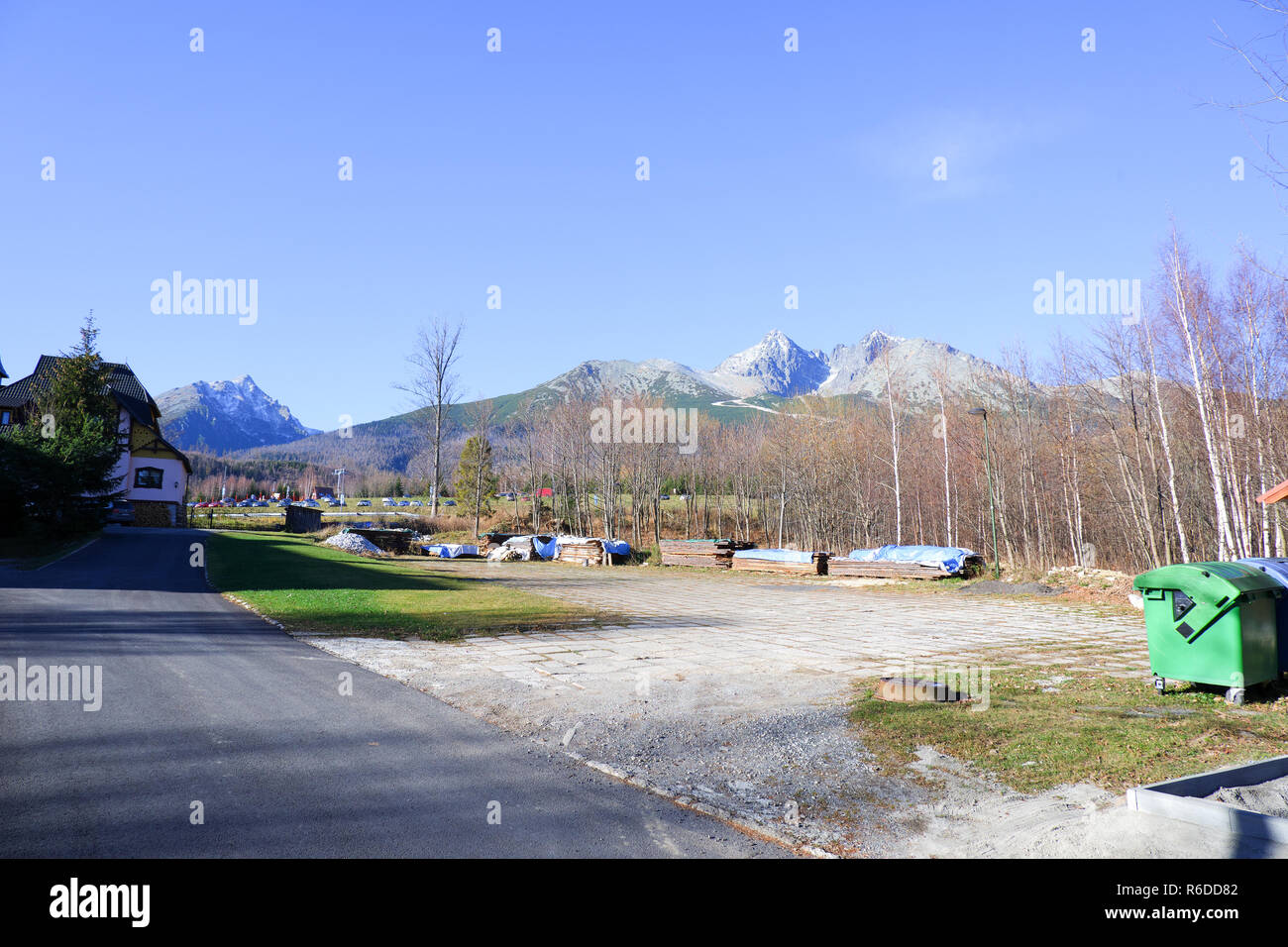 Tatranska Lomnica, Slowakei, 17. November 2018, Tatranska Lomnica Stadt Blick auf die Hohe Tatra und die Lomnitzer Spitze Stockfoto