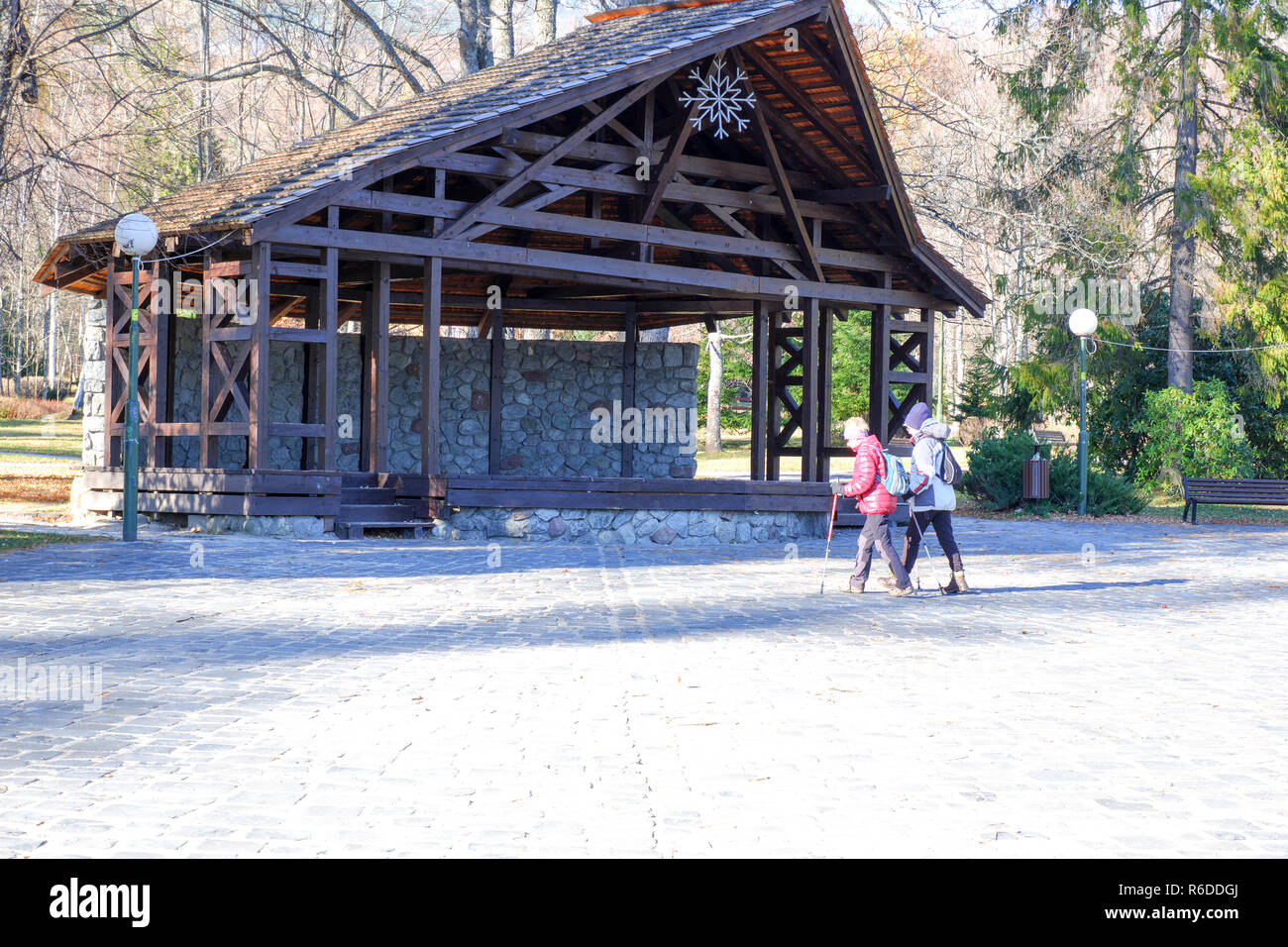 Tatranska Lomnica, Slowakei, 17. November 2018, Tatranska Lomnica Stadt, Park Park, relax Zone Stockfoto