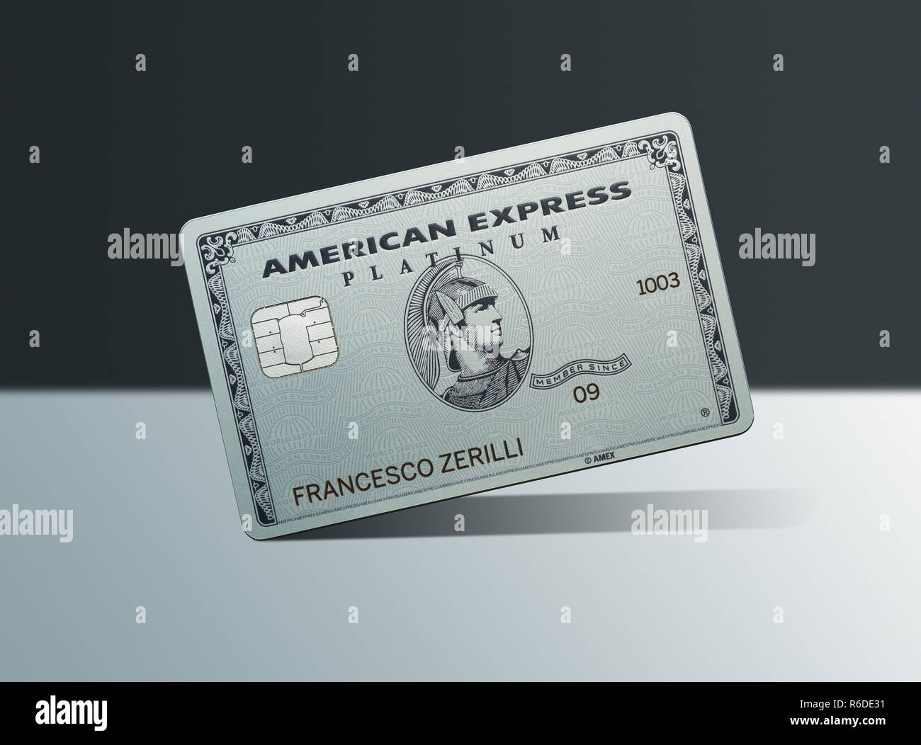 In der Nähe von American Express Platinum Card, geneigt auf weiße Oberfläche Stockfoto