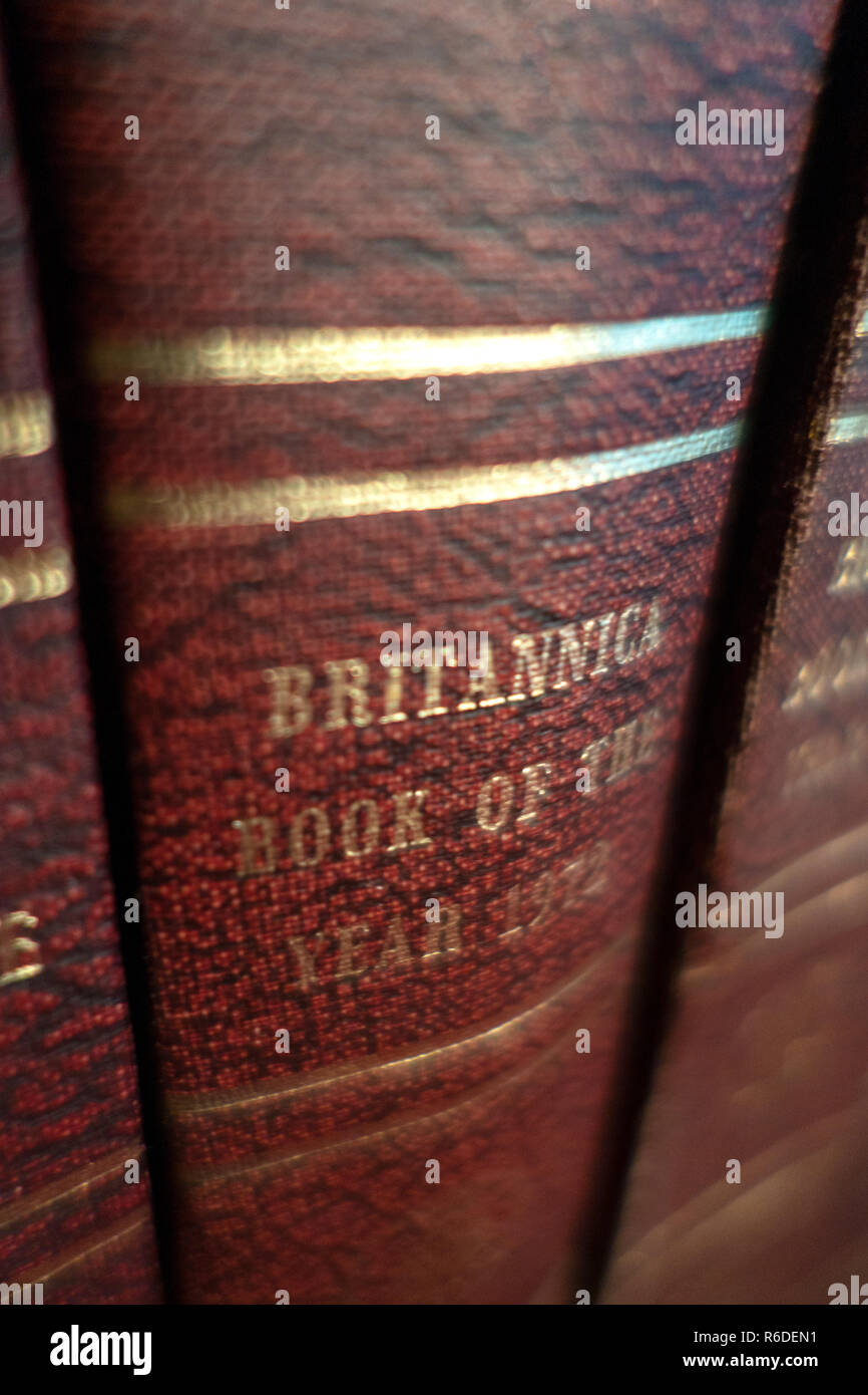 Satz von Britannica Buch des Jahres ist eine bebilderte Enzyklopädie auf einem Regal in einem englischen Haus Stockfoto