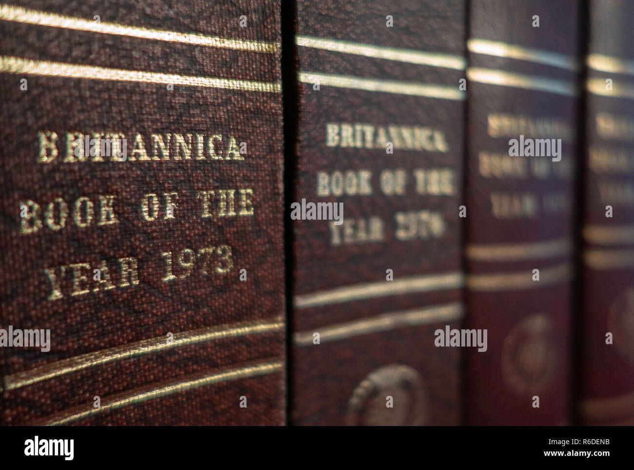 Satz von Britannica Buch des Jahres ist eine bebilderte Enzyklopädie auf einem Regal in einem englischen Haus Stockfoto