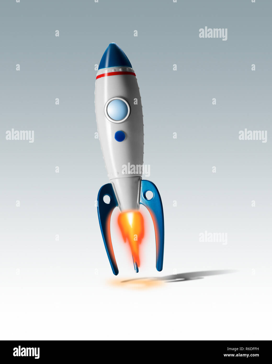 Retro Comic Stil toy Rocket vor weißem Hintergrund Stockfoto