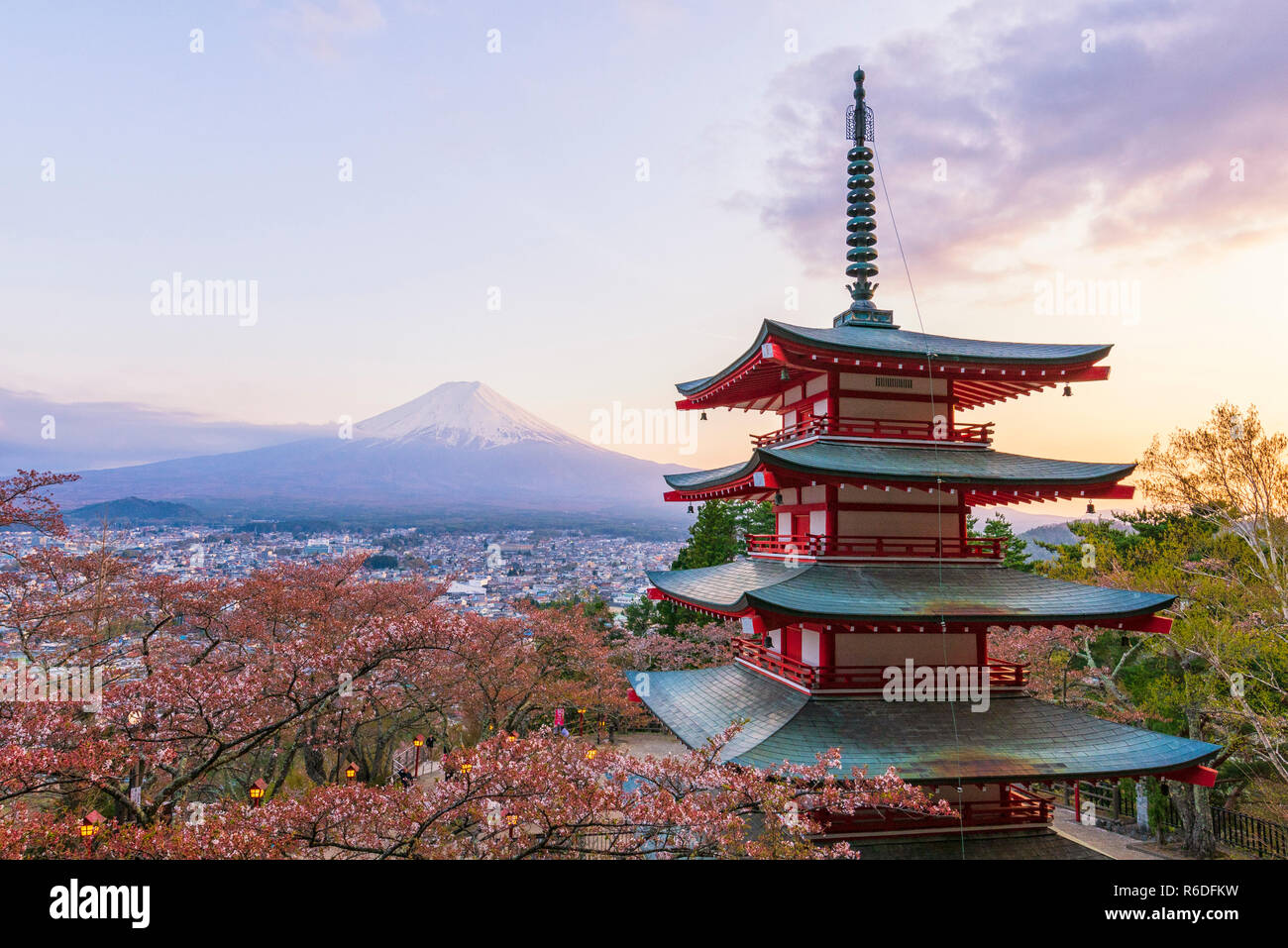 Mount Fuji und Chureito Pagode während der Kirschblüte Saison Stockfoto