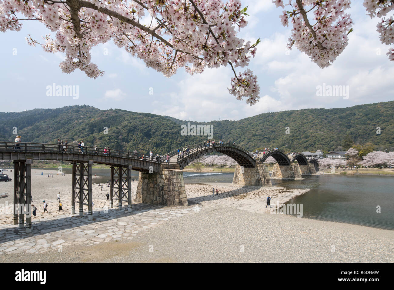 Die historische Kintai Brücke über den Fluss Nishiki Stockfoto