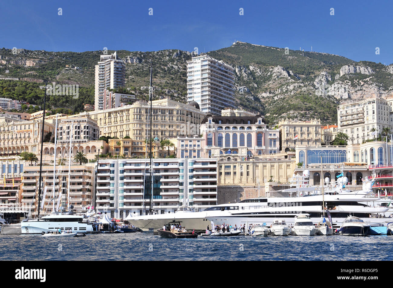 Blick auf die Marina mit Yachten, städtische Wohnhäuser und Hotels in Monte Carlo, Monaco Stockfoto