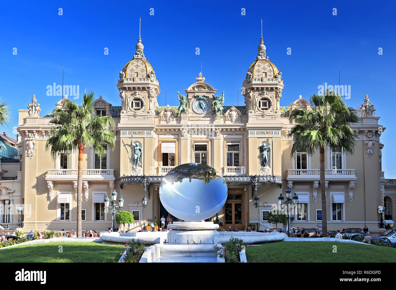 Monaco, das Casino in Monte Carlo mit einem riesigen Spiegel steht in den Gärten Stockfoto