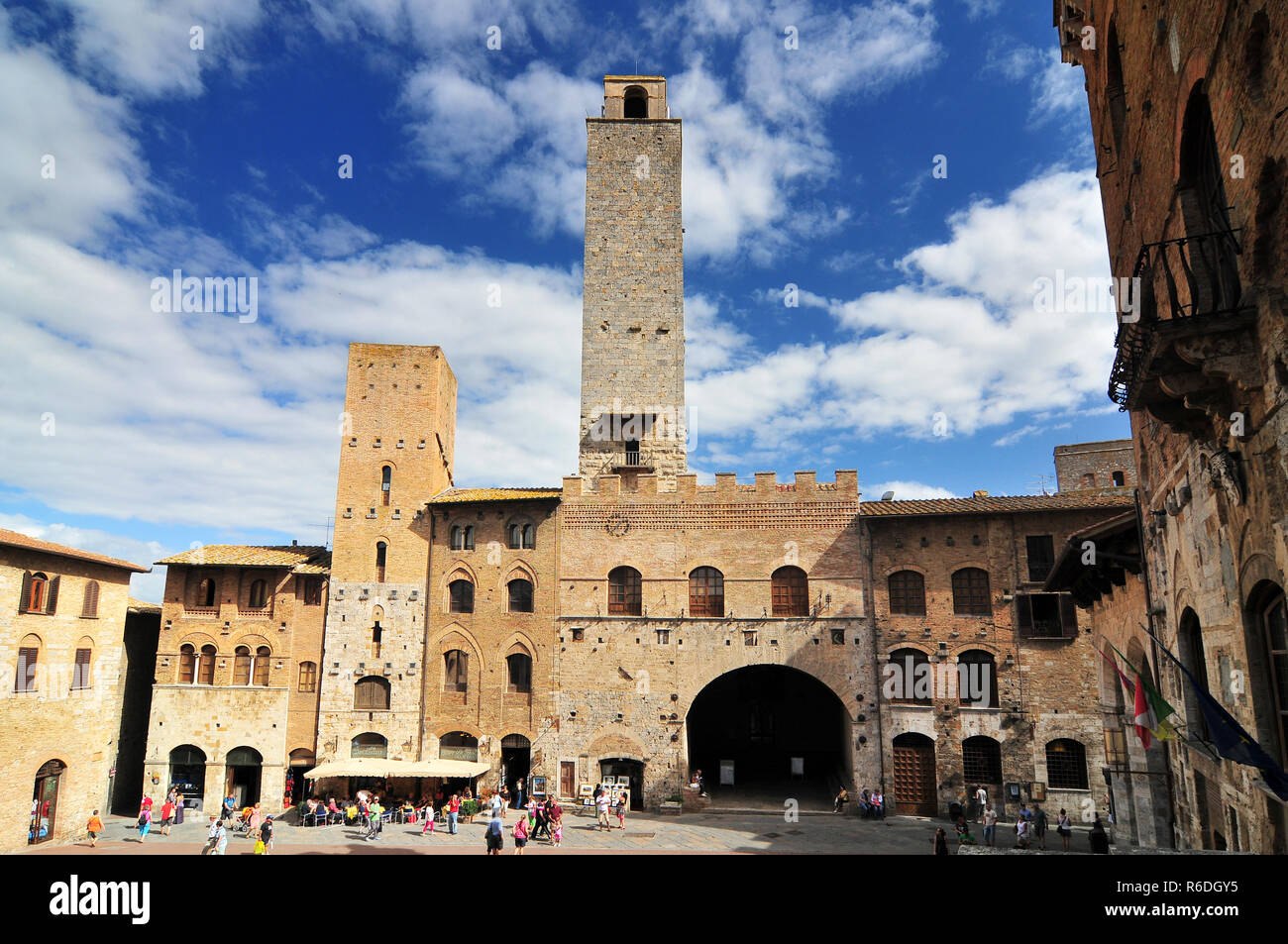 Die Torri Salvucci, Palazzo Del Podesta und Torre Grossa, Piazza Del Duomo, San Gimignano, Toskana, Italien Stockfoto