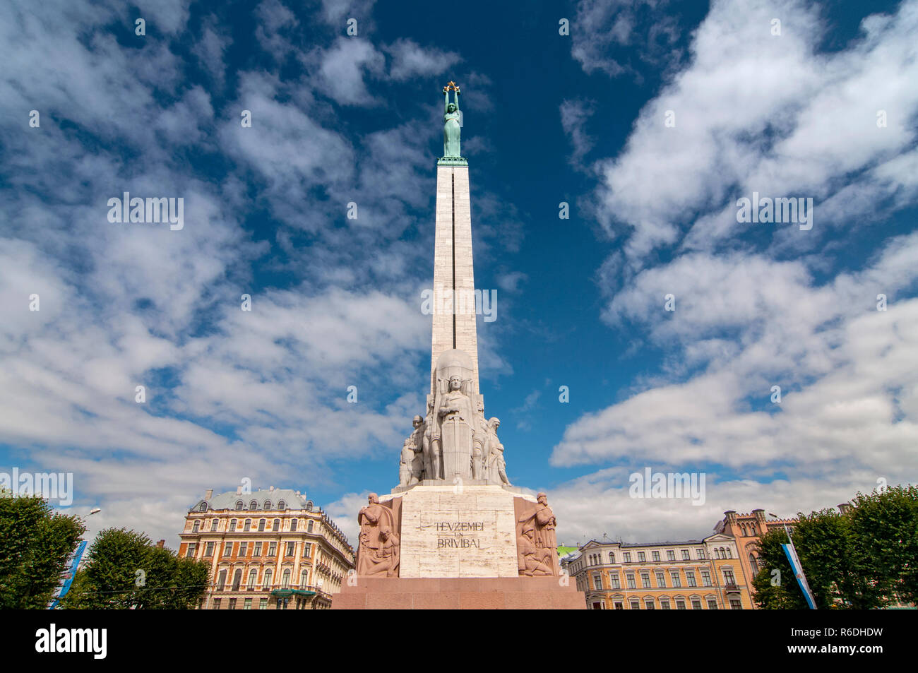 Denkmal der Freiheit Frau mit drei goldenen Sternen, die drei Regionen symbolisieren Lettland Stockfoto