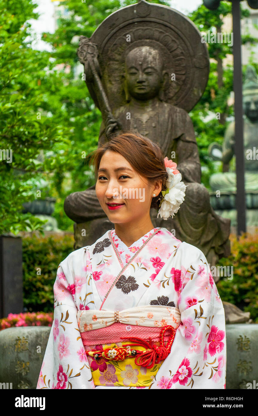 Junge japanische Frau das Tragen einer Tracht genannt Kimono an Senso-Ji  Tempel in Tokio, Japan Stockfotografie - Alamy