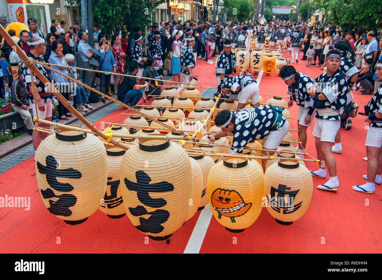 Laterne Pole mit einem Gewicht von bis zu 60 Kilogramm werden während der KANTO Matsuri Festival in Akita Tokyo Japan ausgeglichen Stockfoto