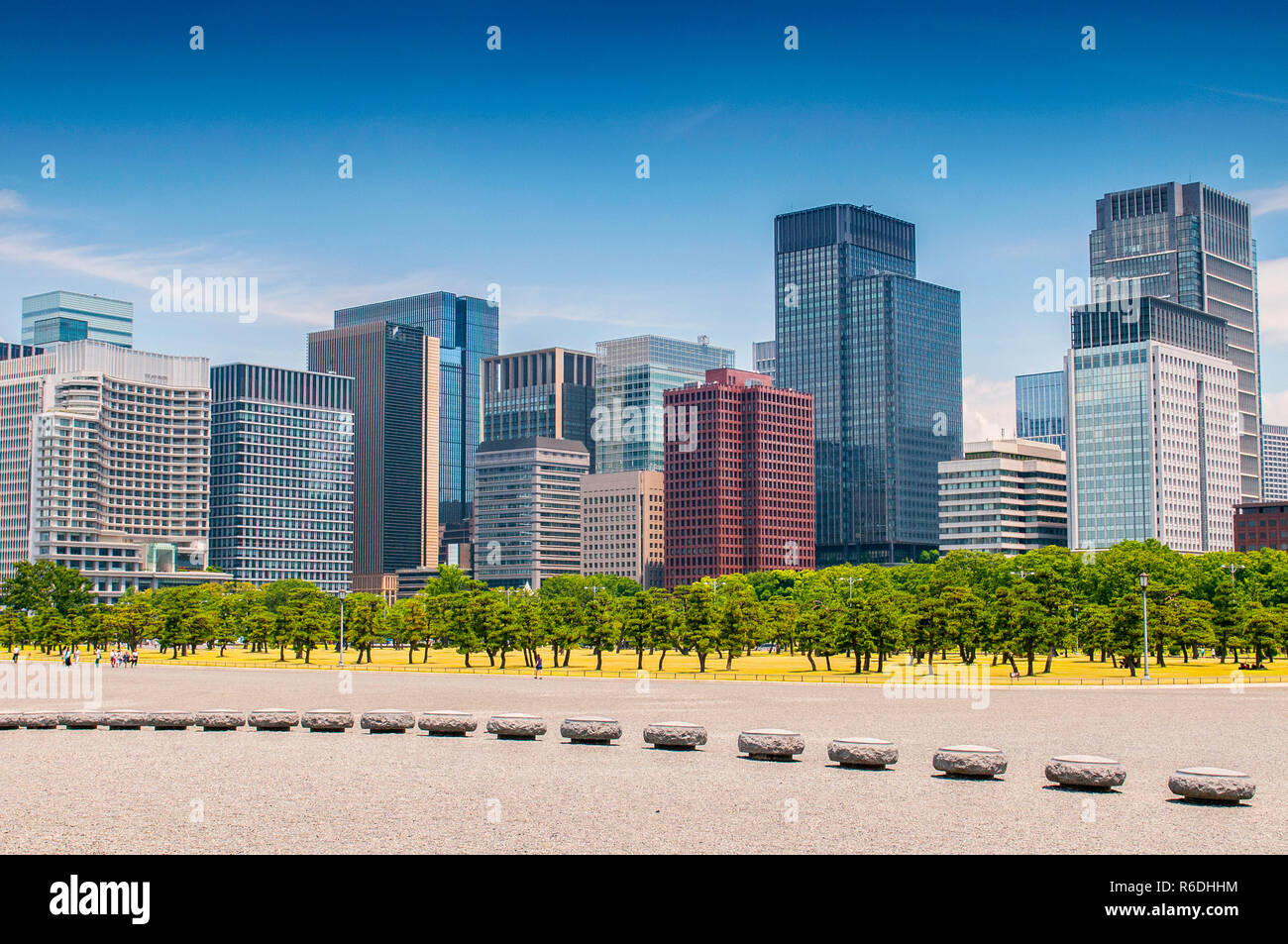 Tokyo City Gebäude Skyline Marunouchi Bereich mit der Imperial Palace East Garden Stockfoto