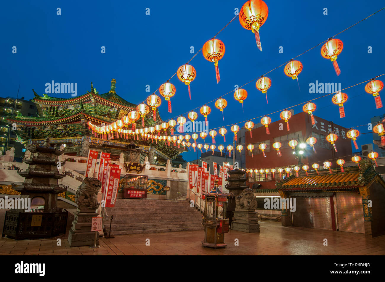 Die Nacht Blick auf viele rote Lampions hängen in den Reihen vor den Yokohama Mazu Tempel, Japan Stockfoto