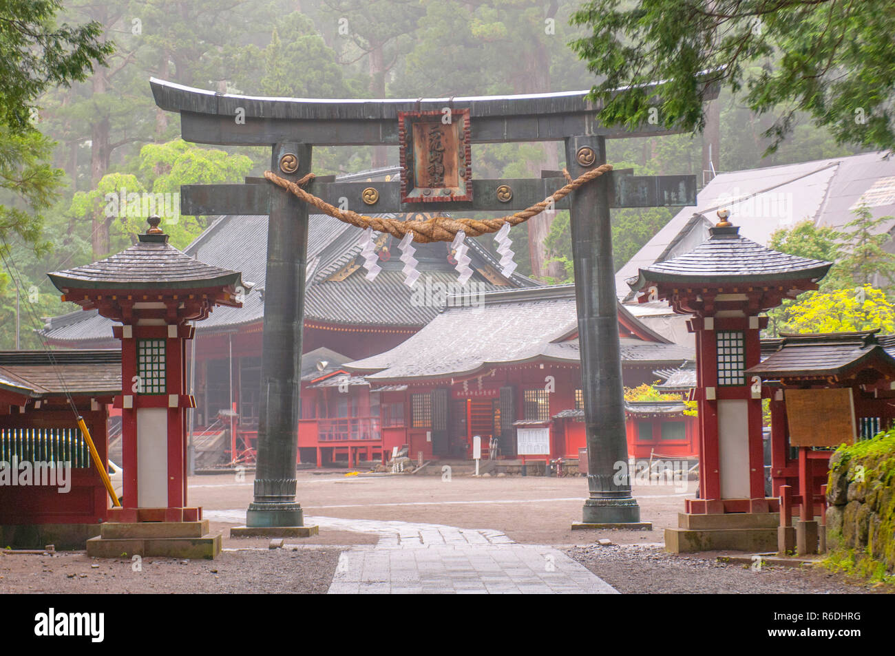 Nikko Futarasan Heiligtum zwischen Tosho-Gu Heiligtum und Taiyu-In Mausoleum in die Schreine und Tempel von Nikko, Japan Stockfoto