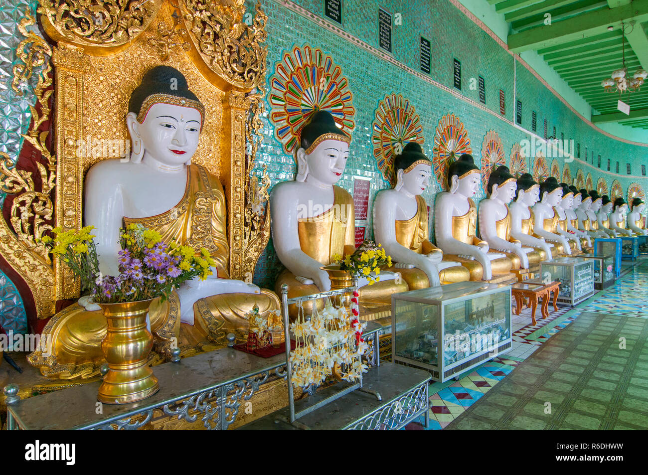 Viele sitzender Buddha Skulpturen, Wände mit Glasmosaiken, Umin Umin Thonse Thounzeh, oder U Min Thonze Pagode, Sagaing Hügel in der Nähe von Mandalay, Mya Stockfoto