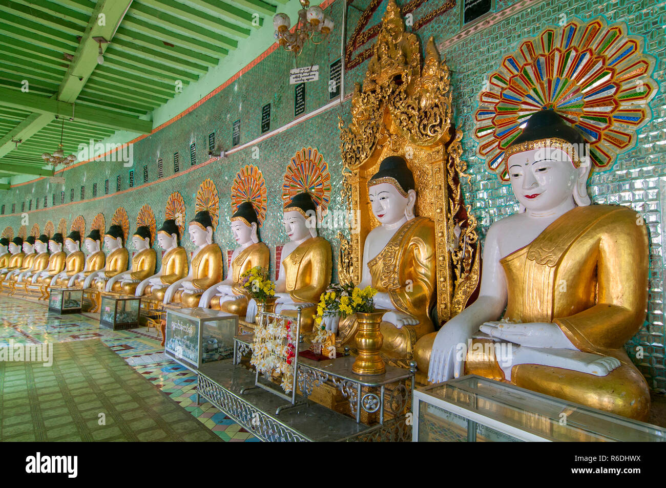Viele sitzender Buddha Skulpturen, Wände mit Glasmosaiken, Umin Umin Thonse Thounzeh, oder U Min Thonze Pagode, Sagaing Hügel in der Nähe von Mandalay, Mya Stockfoto