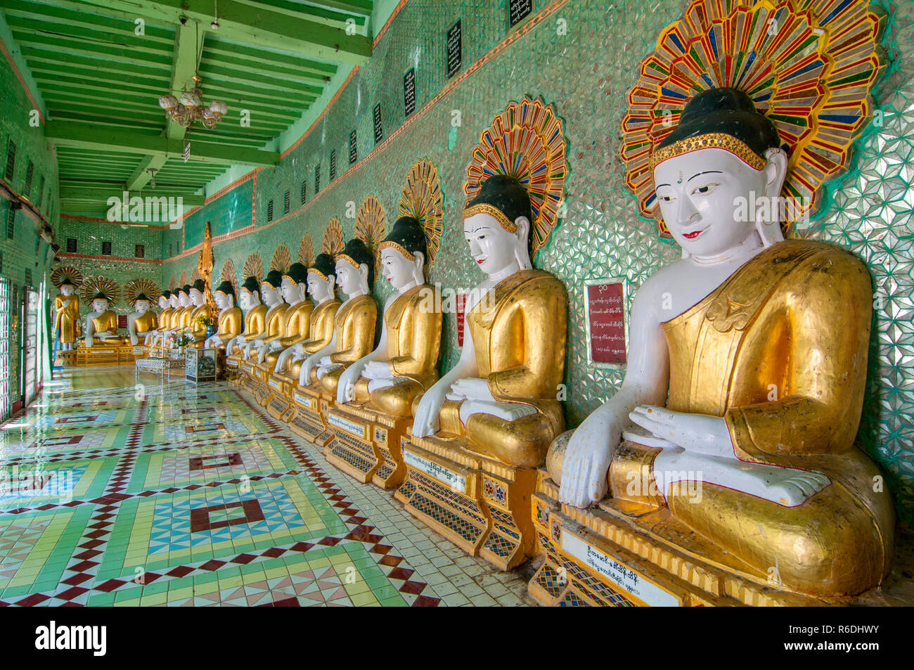 Viele sitzender Buddha Skulpturen, Wände mit Glasmosaiken, Umin Umin Thonse Thounzeh, oder U Min Thonze Pagode, Sagaing Hügel in der Nähe von Mandalay, Mya Stockfoto