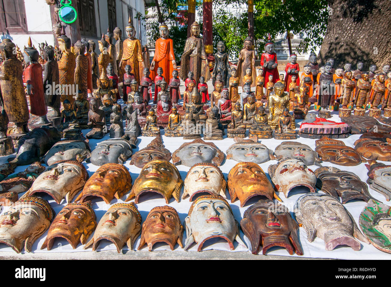 Holz Buddha Maske, Gemüse-chips Souvenirs auf dem Markt in der Kuthodaw Pagode (Mahalawka Marazein), (Royal Verdienst), Mandalay, Burma (Myanmar) Stockfoto