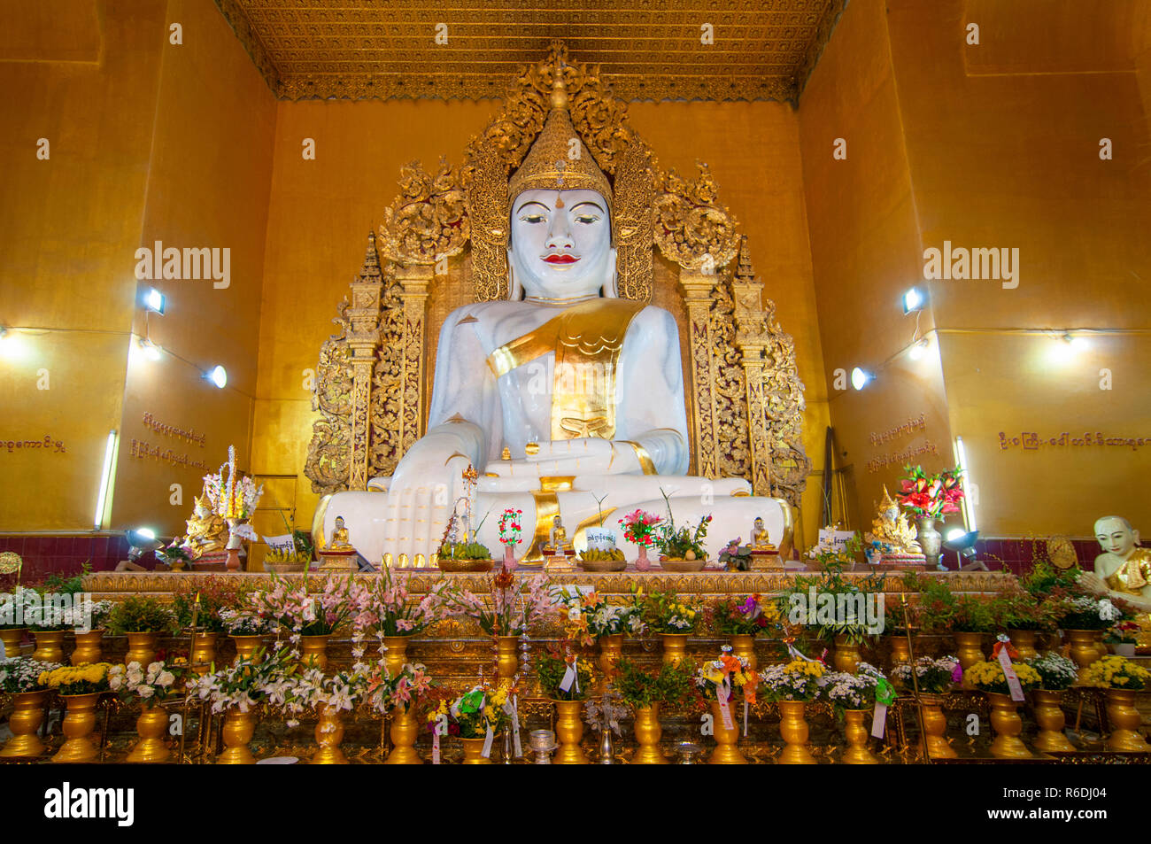 Enorme Marmor Buddha Statue Am Kyauk Taw Gyi Pagode Am Fuße des Mandalay Hill, Mandalay, Myanmar (Birma) Stockfoto