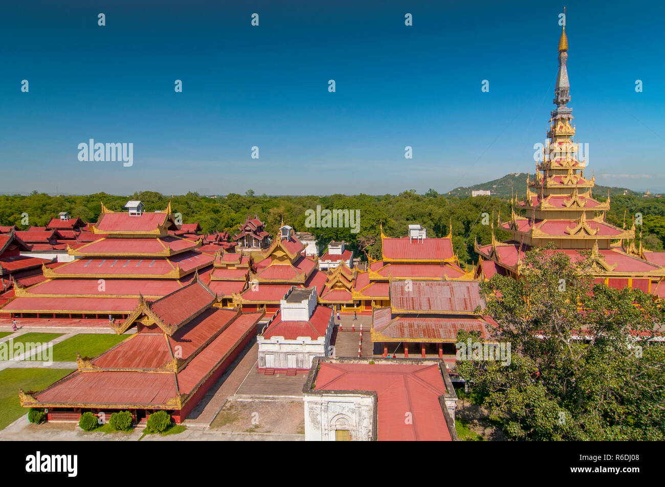 Die sieben Tiered Pyatthat, die Mitte des Kosmos und der großen Aula in der Königlichen Mandalay, Palast, Mandalay, Myanmar Stockfoto