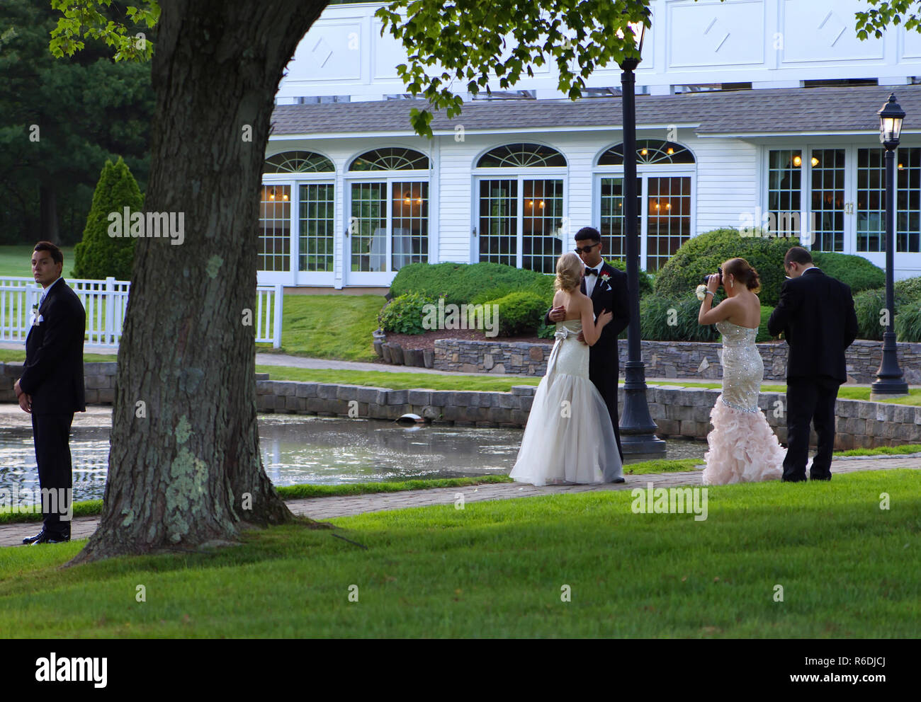 Plainville, CT USA. Juni 2013. Seniors an Prom Night Spaß und die Bilder beim jungen Mann durch den Baum warten gespannt auf seine Datum. Stockfoto