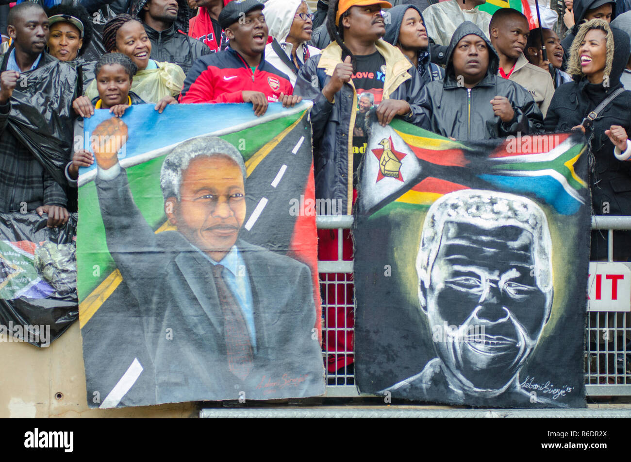 Trauernde Tragen Banner Und Bilder Des Ehemaligen Prasidenten Nelson Mandela Affectionaly Genannt Madiba An Der Trauerfeier Fur Den Ehemaligen Sudafrikanischen Prasidenten Am Fnb Stadion In Soweto Dienstag 10 Dezember 2013 Mandela Starb Am