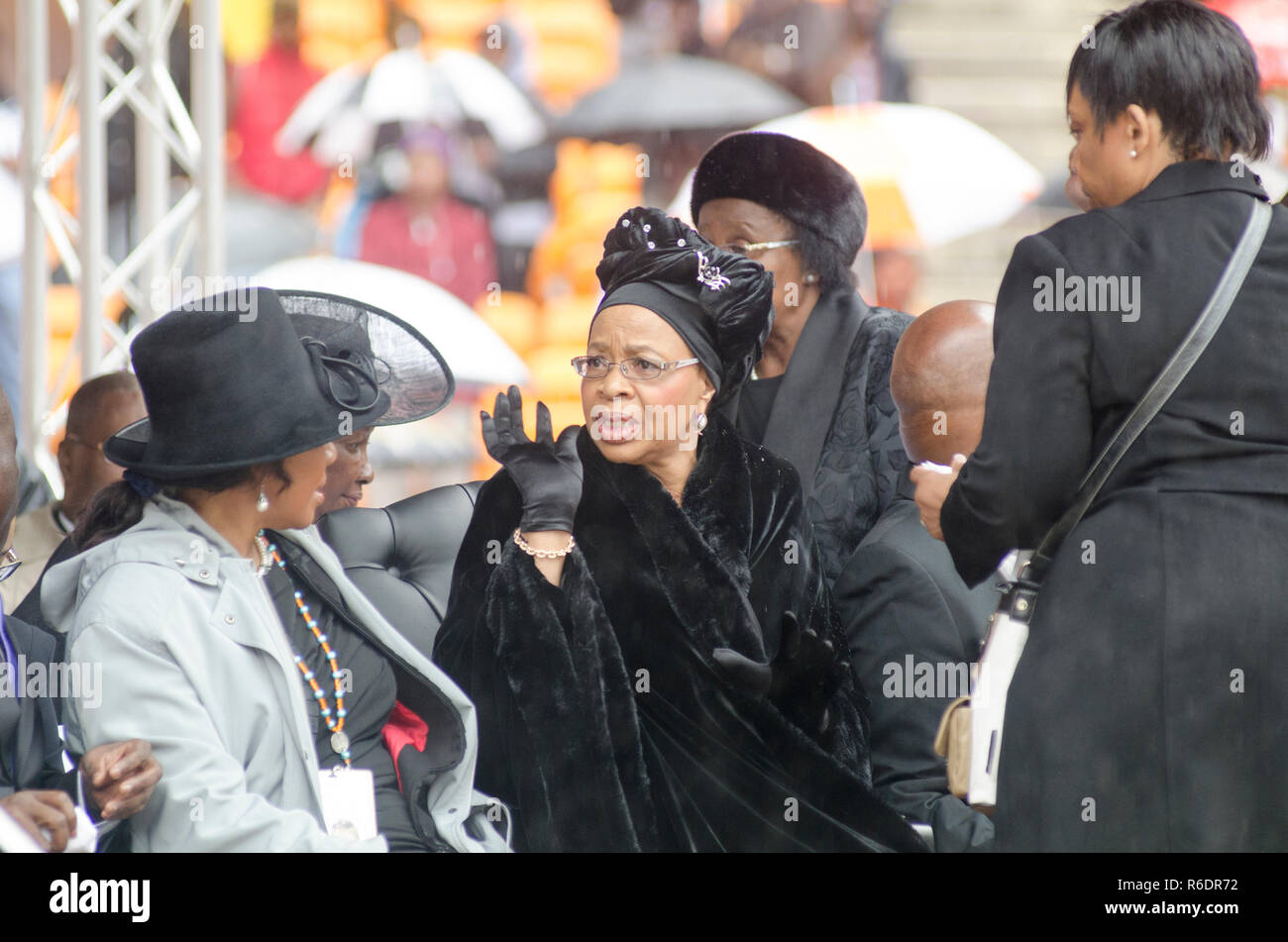 Graça Machel an der Trauerfeier für ihren Ehemann, den früheren Präsidenten Nelson Mandela am FNB-Stadion, in Soweto, Johannesburg, Südafrika, Dienstag, 10. Dezember 2013. Mandela starb am 5. Dezember 2013. Foto: EVA-LOTTA JANSSON Stockfoto