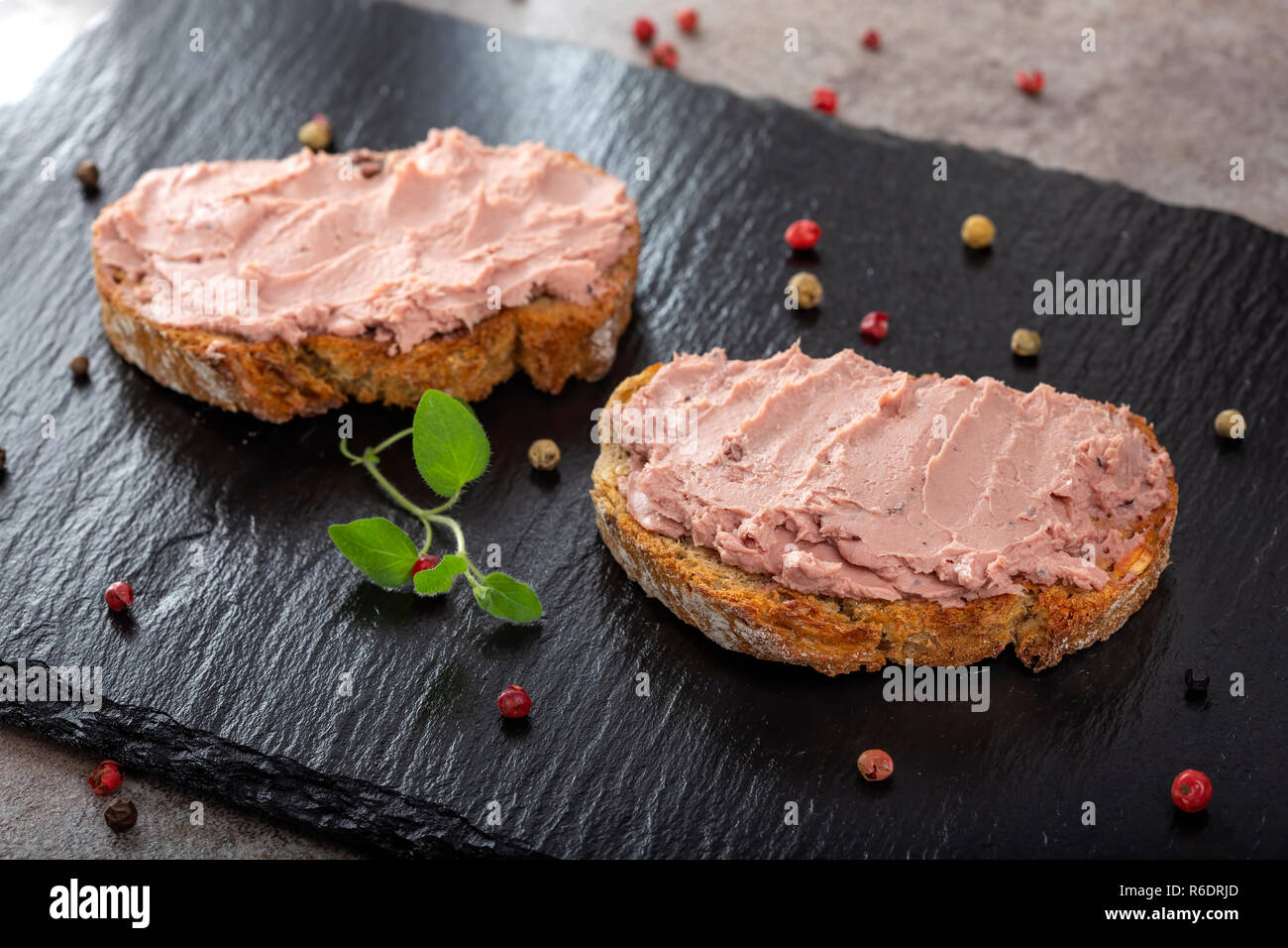 Sandwiches mit Pastete Spezialität aus Schweinefleisch und der Türkei Leber mit Sweet cranberry jam Öffnen auf dunklem Schiefer Stockfoto