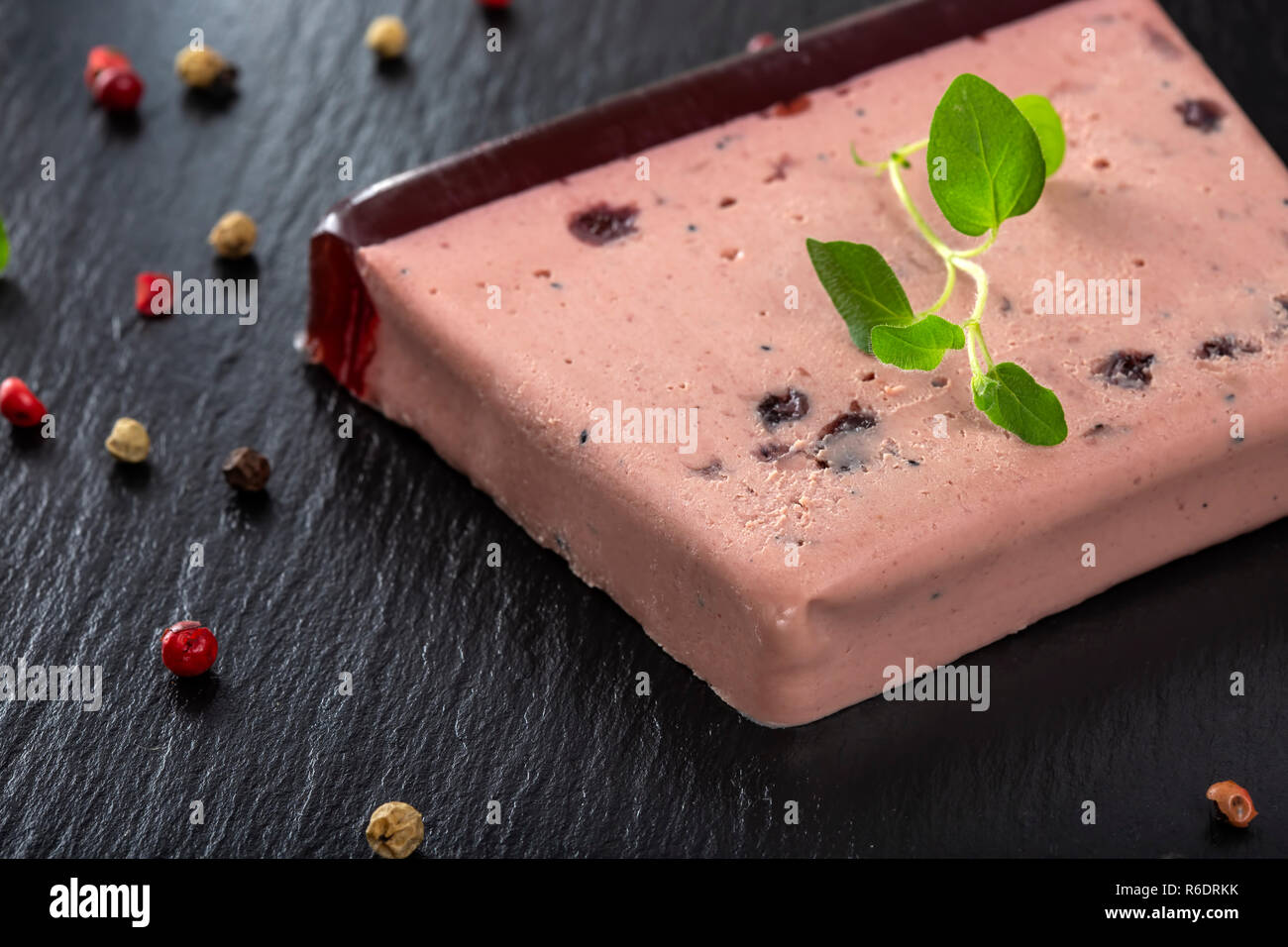 Pastete Spezialität aus Schweinefleisch und der Türkei Leber mit Sweet cranberry Jam auf dunklem Schiefer, Ansicht schließen Stockfoto