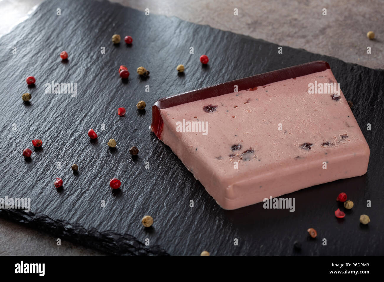 Pastete Spezialität aus Schweinefleisch und der Türkei Leber mit Sweet cranberry Jam auf dunklem Schiefer Stockfoto