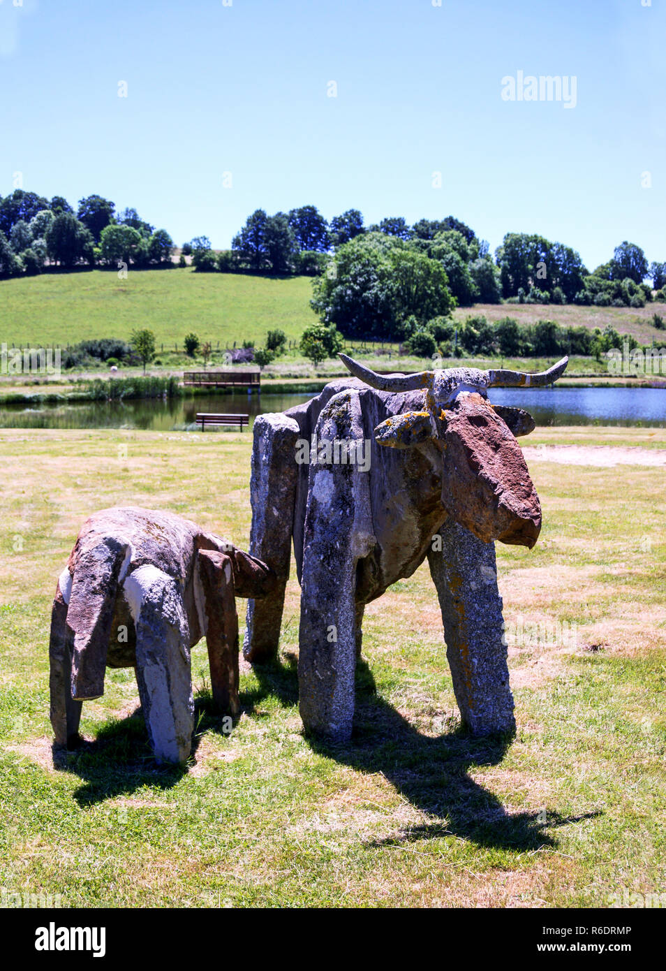 Frankreich. Ein Spaß los an einem Picknickplatz in Abteilung 12. Ayeyron. in der Nähe von Rodez. Ein natürlicher Stein Skulptur einer Kuh und Kalb. Stockfoto
