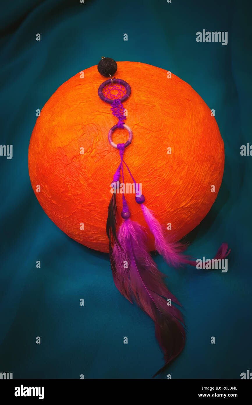 Kleine violette Dreamcatcher - Ohrringe oder Anhänger Stockfoto