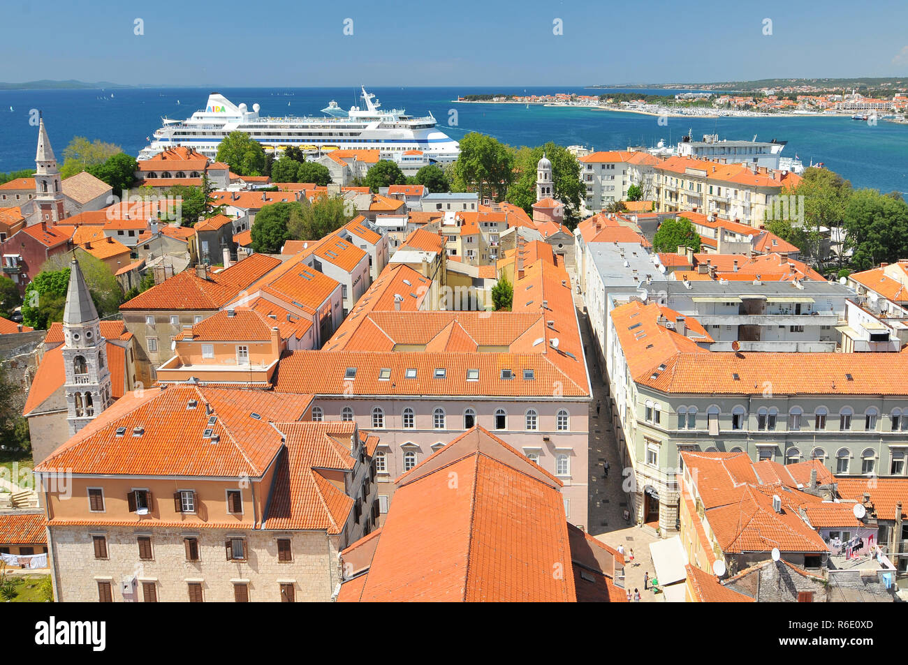 Kroatien, Zadar, Panorama der roten Dächer der historischen Stadt Zadar. Stockfoto