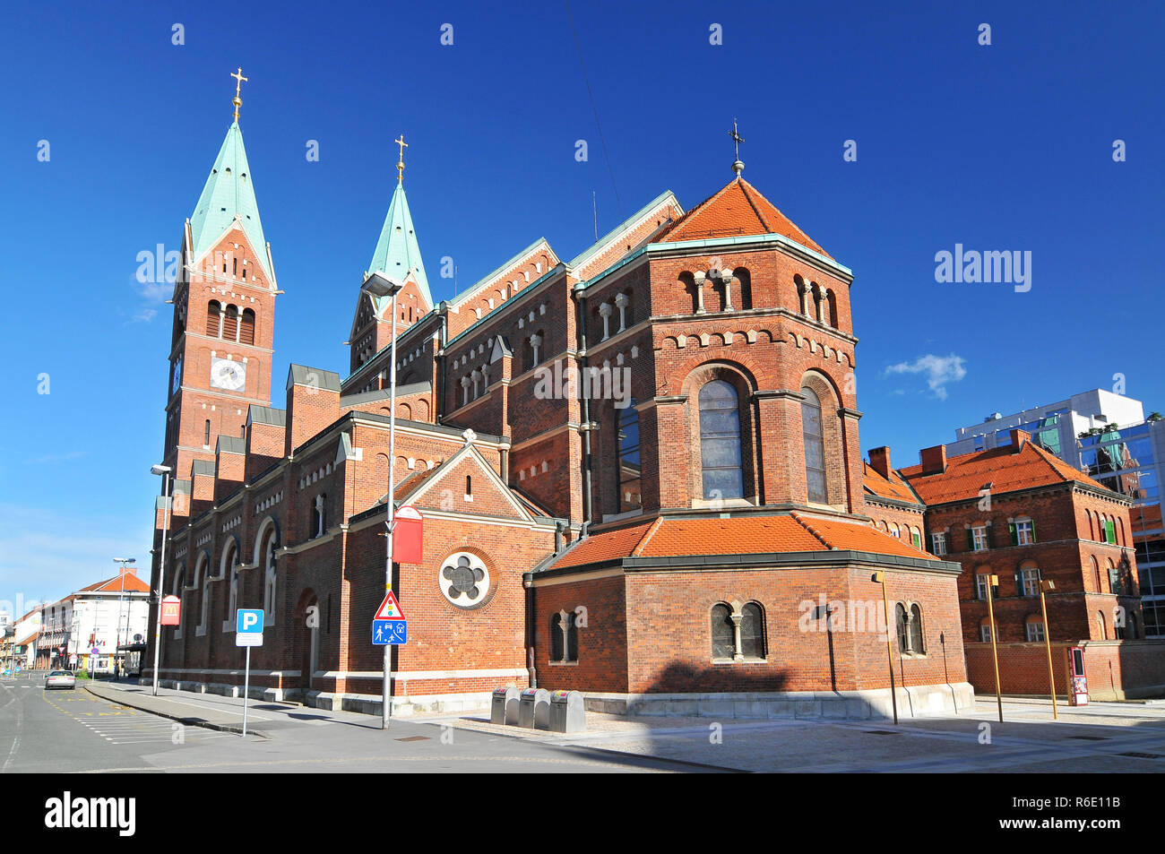 Die Basilika Unserer Mutter der Barmherzigkeit ist eine Franziskanerkirche in Maribor, Slowenien Stockfoto