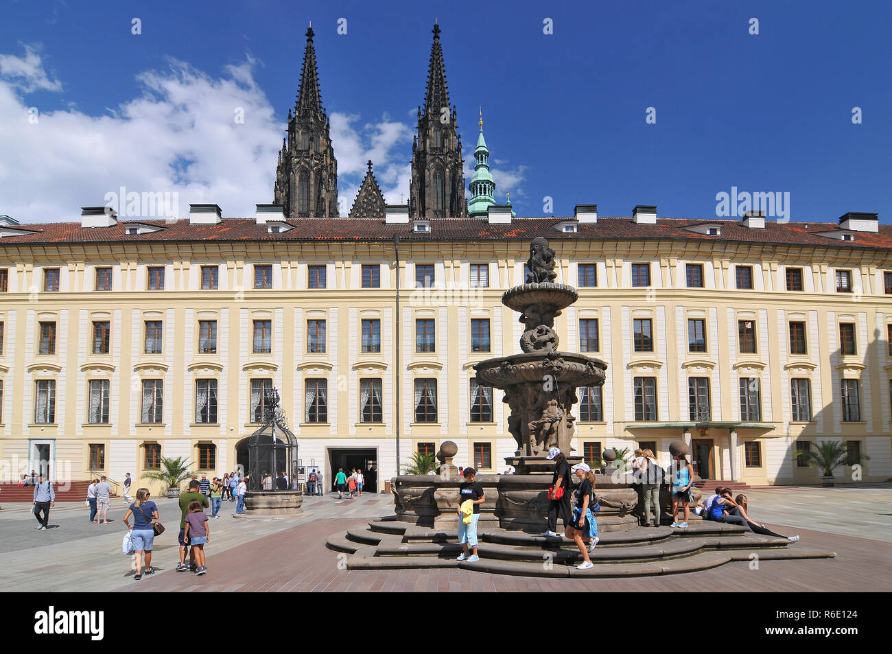 Die Prager Burg und den berühmten barocken Kohls Brunnen, auch genannt, die als Fontäne des Löwen Stockfoto