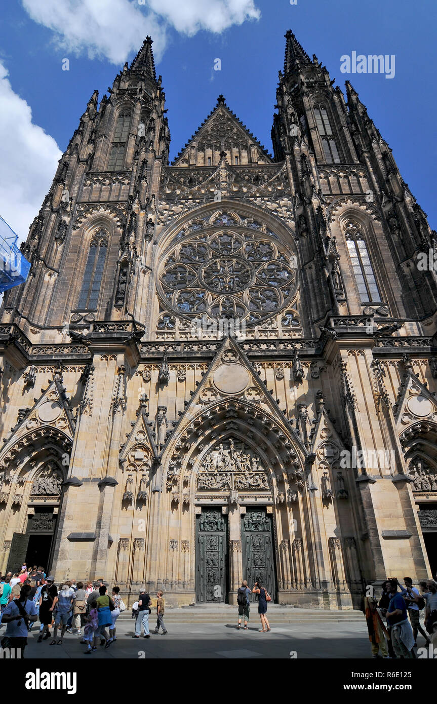 Blick auf den Haupteingang des St. Veitsdom in der Prager Burg in Prag, Tschechische Republik Stockfoto