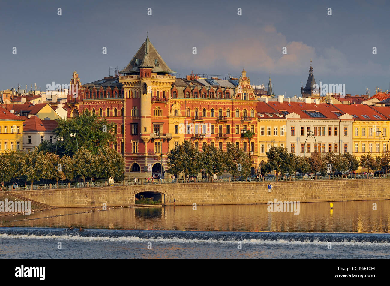 Blick auf die Prager Altstadt (SMETANOVO NABREZI) Von der Moldau Stockfoto