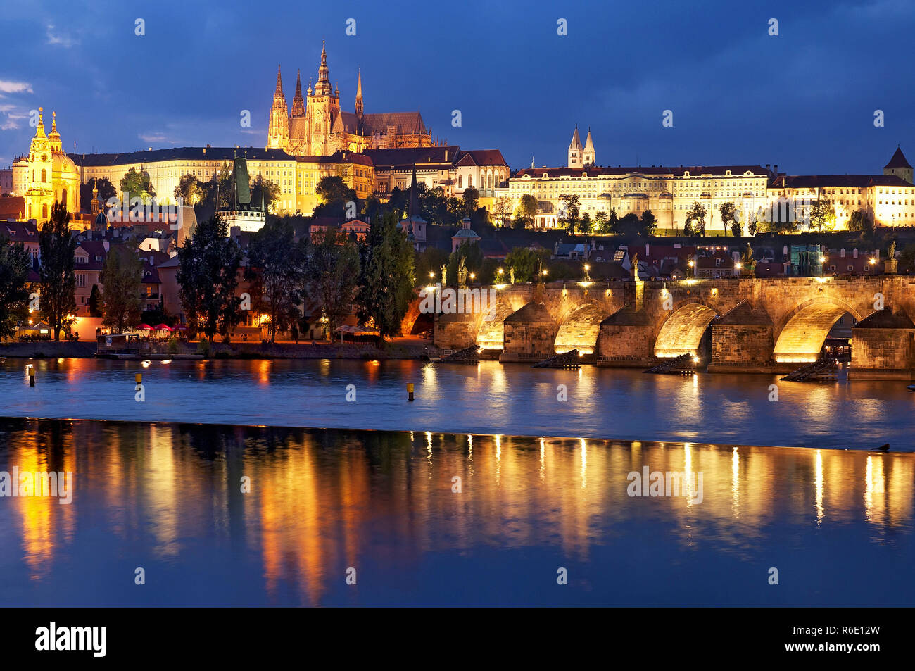 Die Karlsbrücke und die Prager Burg bei Nacht, Prag, Tschechische Republik Stockfoto
