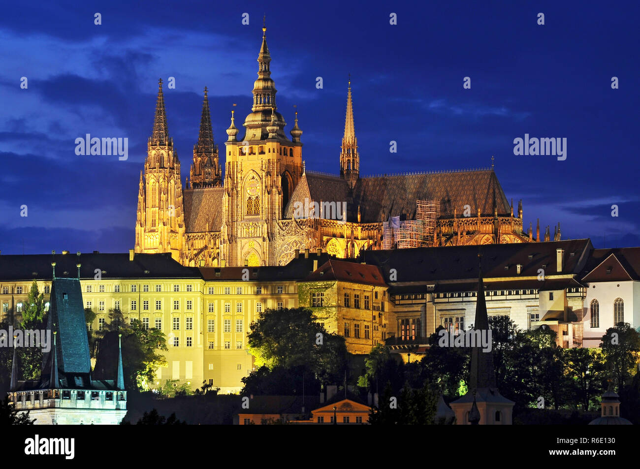 Die Prager Burg am Abend nach Sonnenuntergang mit dem Enthalten dekorative Beleuchtung Stockfoto