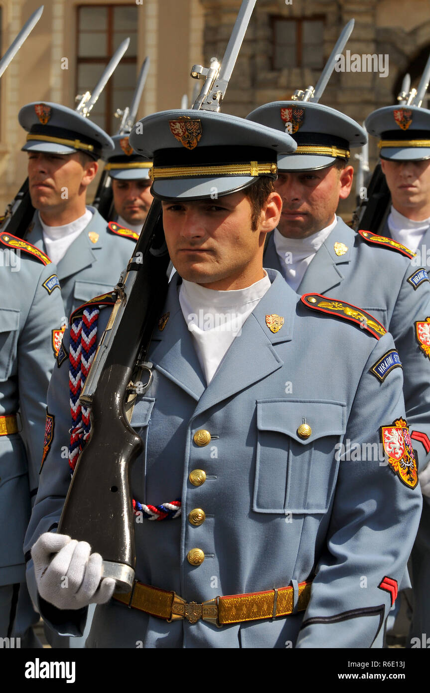 Soldaten in den Wachwechsel Zeremonie auf der Prager Burg, in der Tschechischen Republik Stockfoto