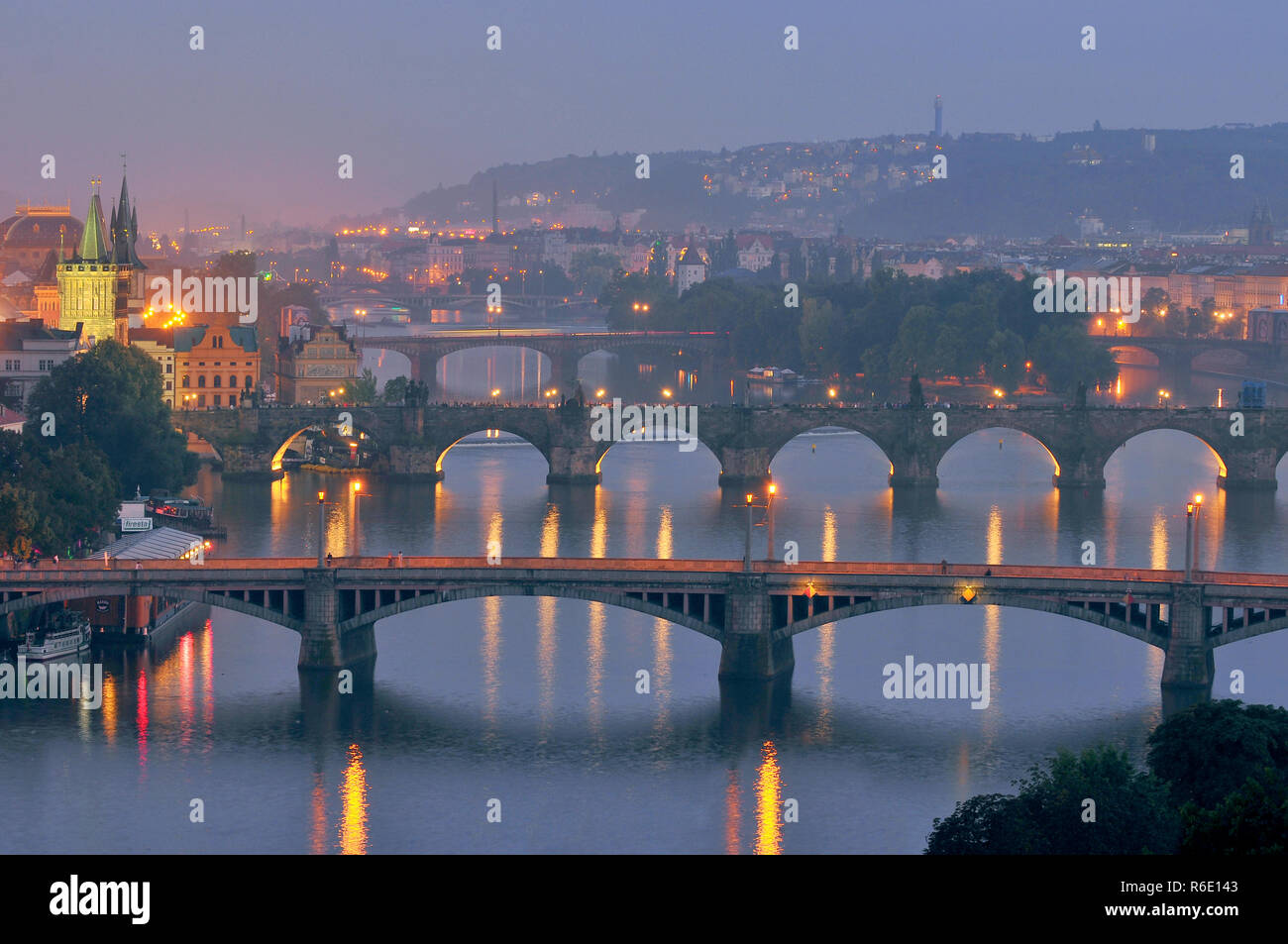 Prag, die in der Dämmerung, Blick auf die Brücken über die Moldau, Tschechische Republik Stockfoto
