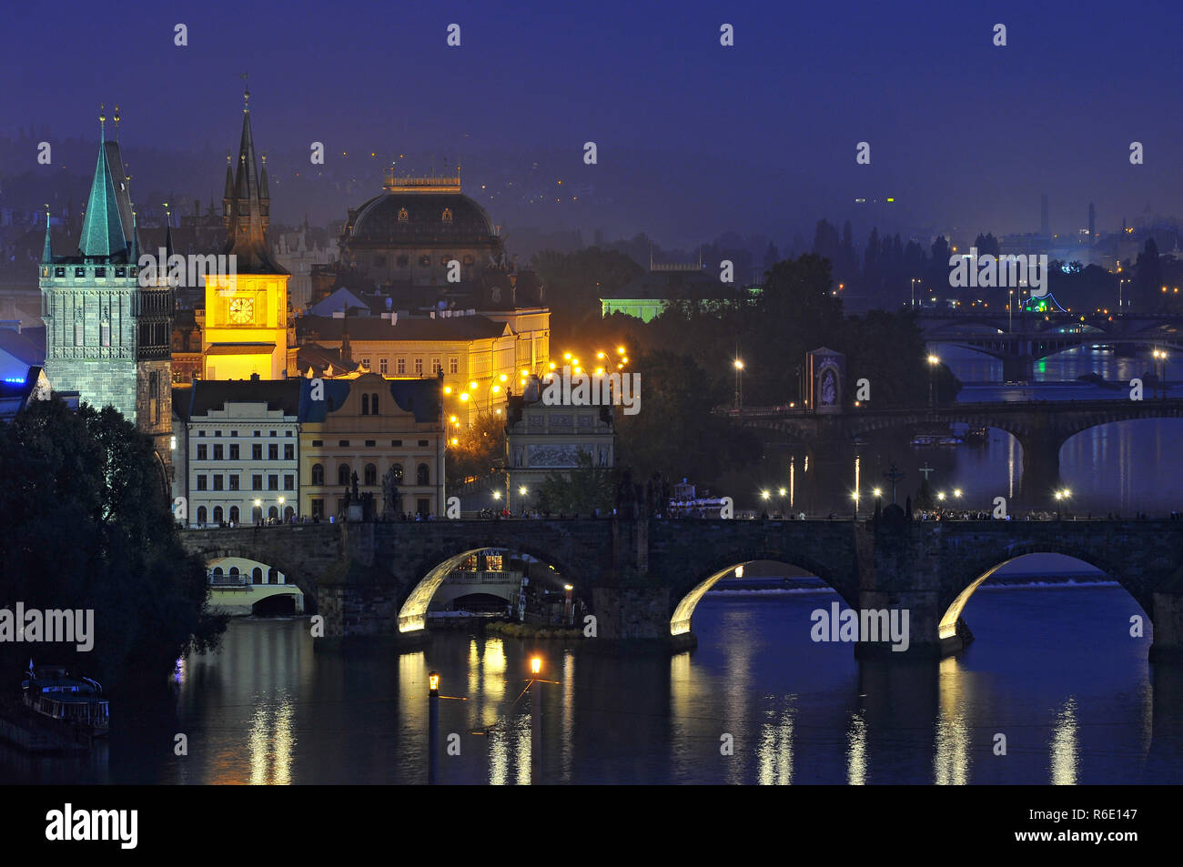 Prag, die in der Dämmerung, Blick auf die Brücken über die Moldau Stockfoto