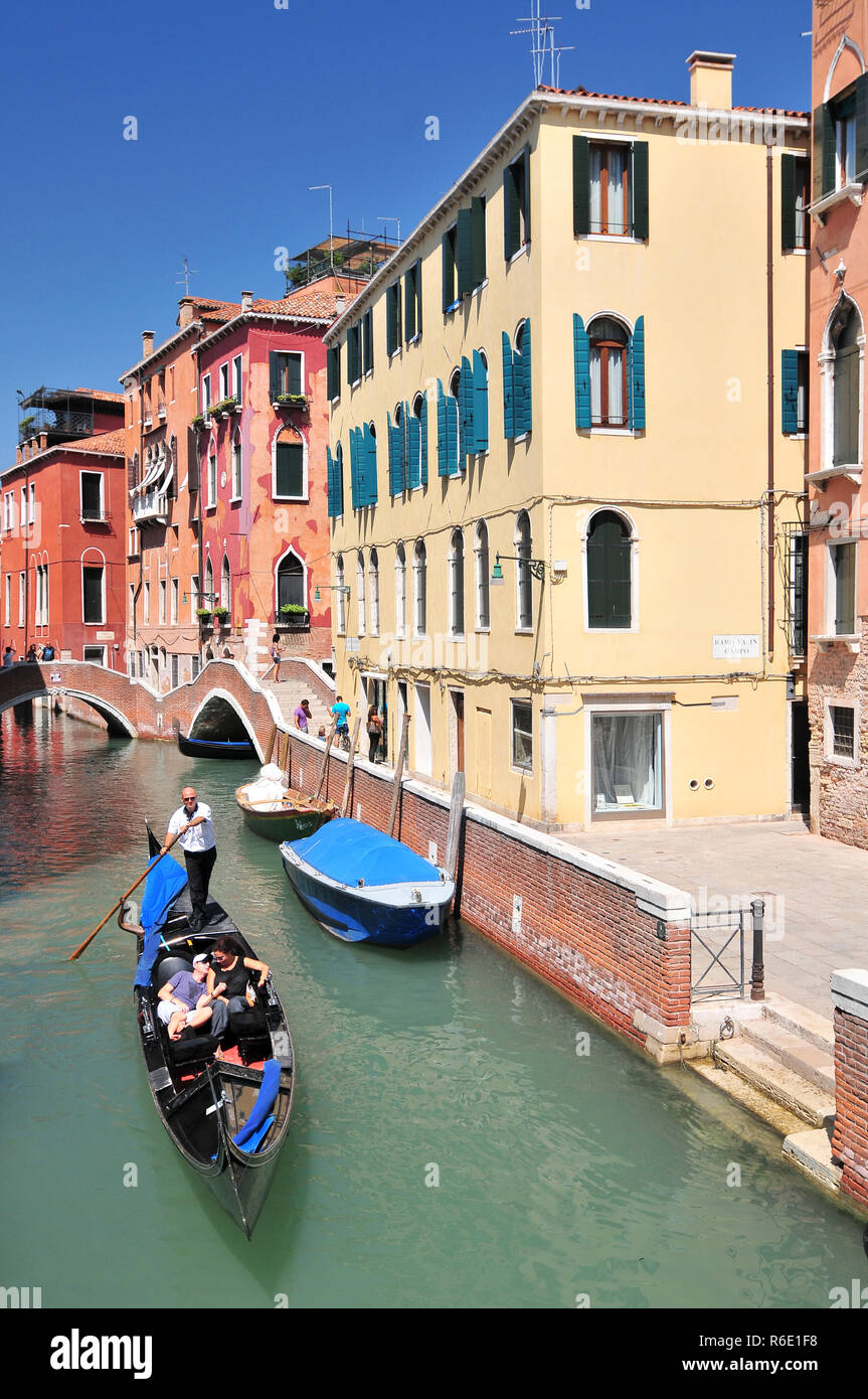 Venedig Stadtbild engen Wasser Kanalbrücke und traditionellen Gebäuden Italien Europa Stockfoto