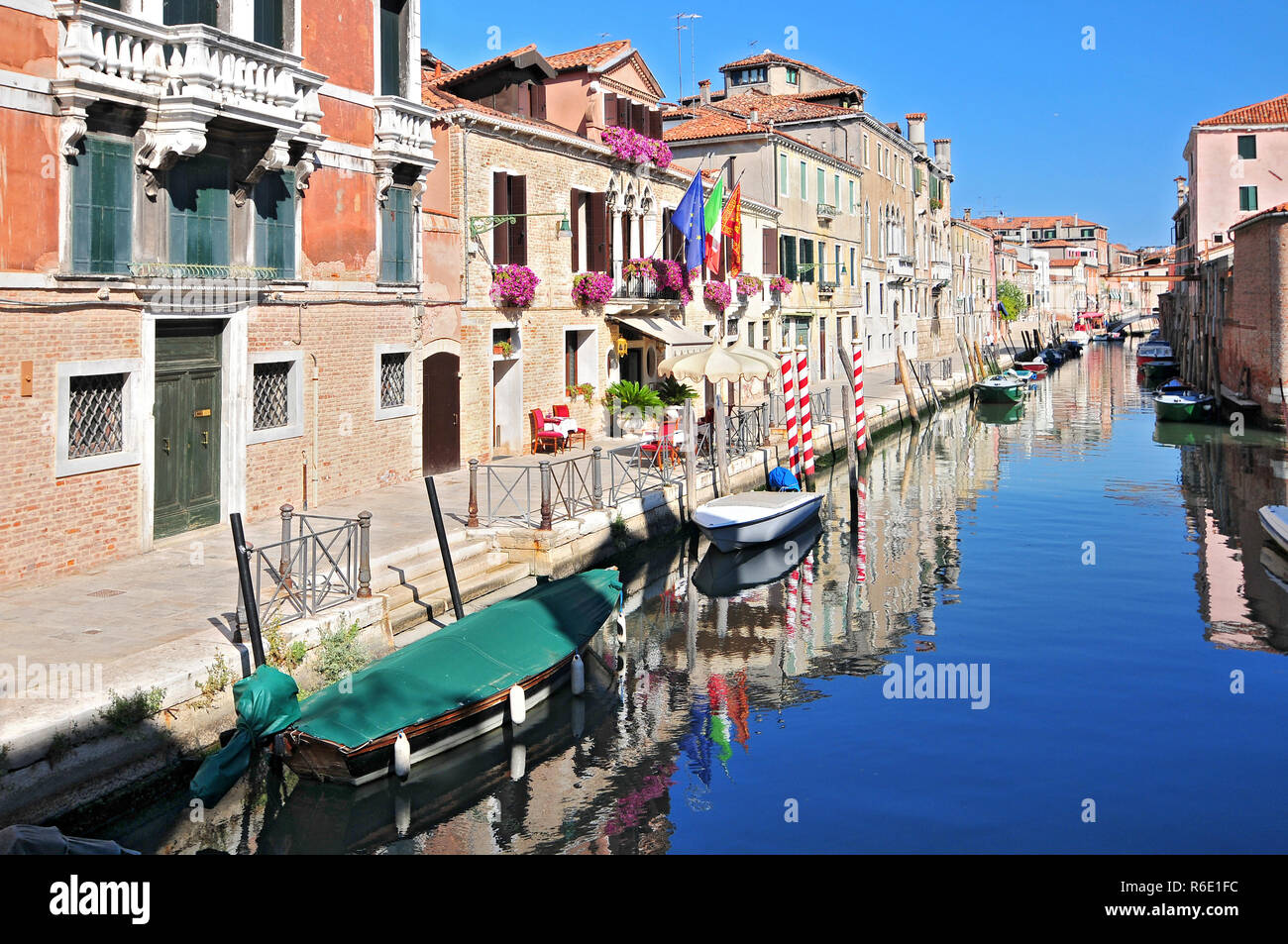 Venedig Stadtbild engen Wasser Kanalbrücke und traditionellen Gebäuden Italien Europa Stockfoto