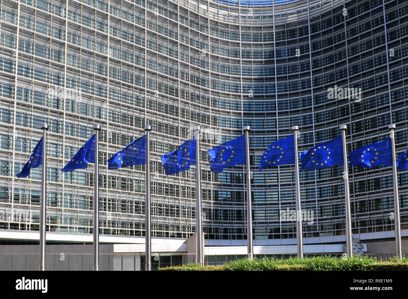 Europaflaggen vor dem Berlaymont-Gebäude Sitz der Europäischen Kommission in Brüssel Stockfoto