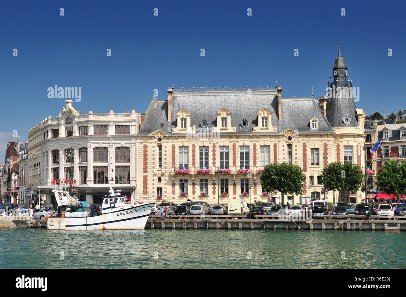 Deauville ist an der Küste der Normandie in Frankreich in der Region Calvados berühmt für seine Pferderennbahn Hafen Marinas Casino und Hotels Deauville ist ein beliebter Stockfoto